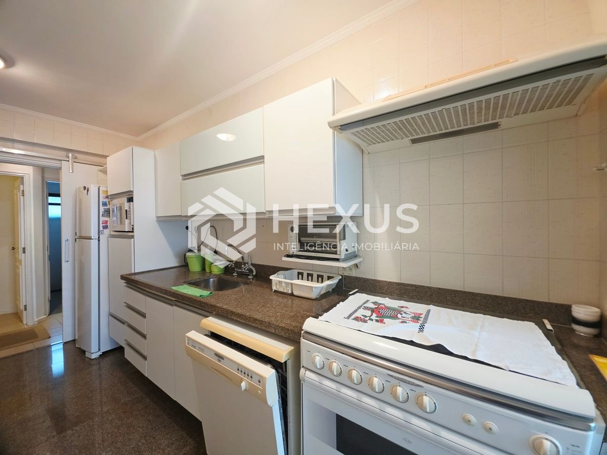 Foto 3 de Apartamento reformado com lazer a 1 quadra da praia nas Pitangueiras, Guarujá
