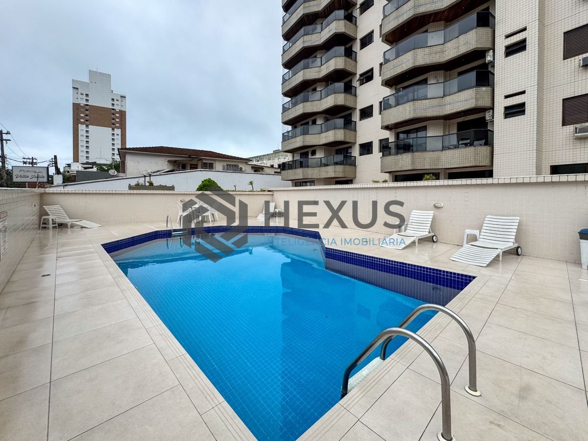 Apartamento reformado com varanda e lazer a 450m da praia na região do Parque Enseada na Enseada, Guarujá