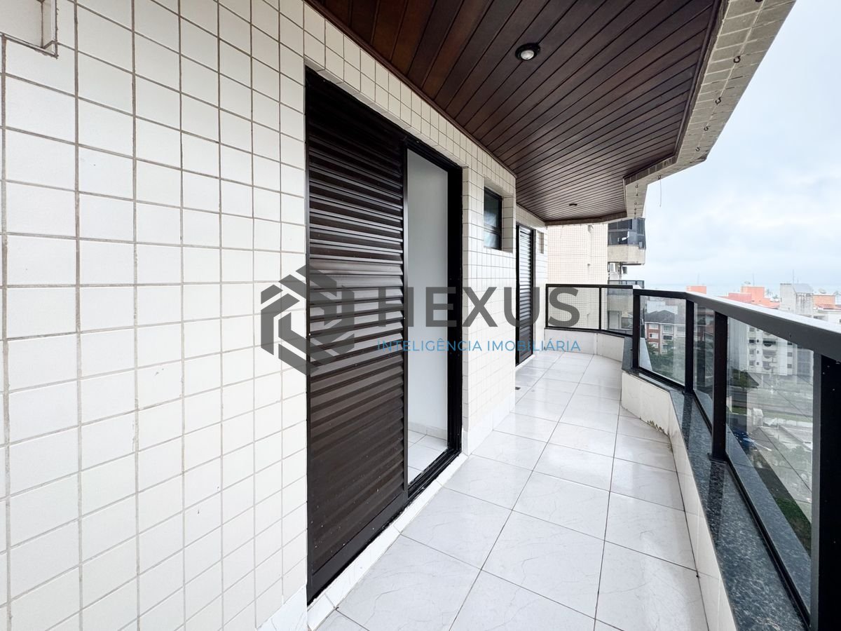 Foto 19 de Apartamento reformado com varanda e lazer a 450m da praia na região do Parque Enseada na Enseada, Guarujá