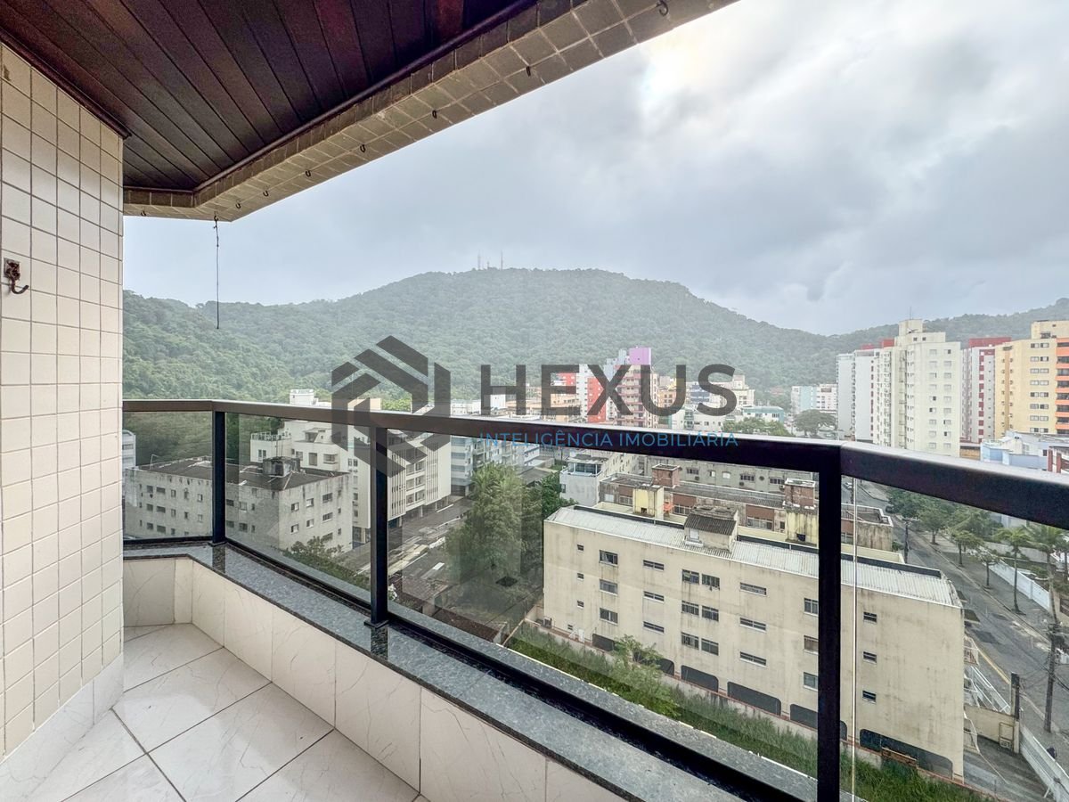 Foto 2 de Apartamento reformado com varanda e lazer a 450m da praia na região do Parque Enseada na Enseada, Guarujá