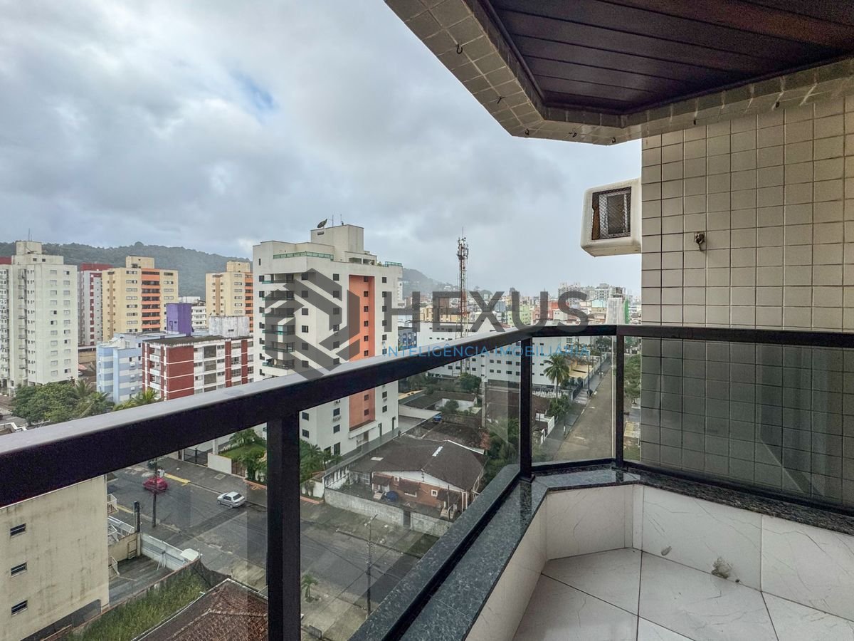 Foto 10 de Apartamento reformado com varanda e lazer a 450m da praia na região do Parque Enseada na Enseada, Guarujá