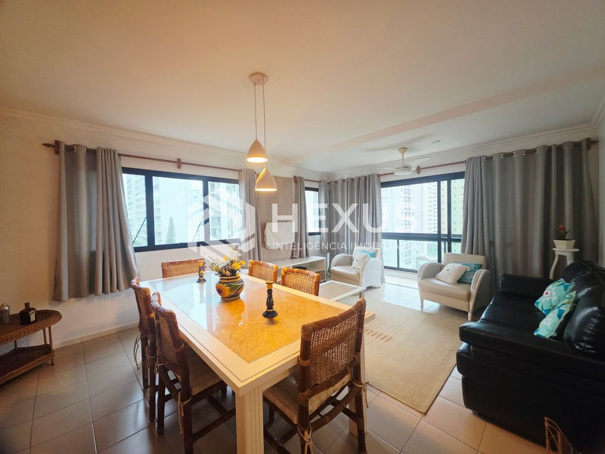 Apartamento reformado com varanda vista mar nas Pitangueiras, Guarujá