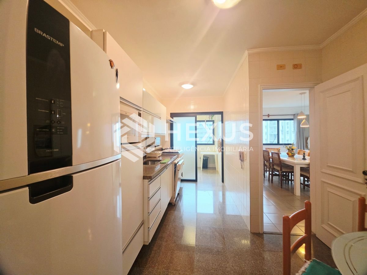 Foto 5 de Apartamento reformado com varanda vista mar nas Pitangueiras, Guarujá