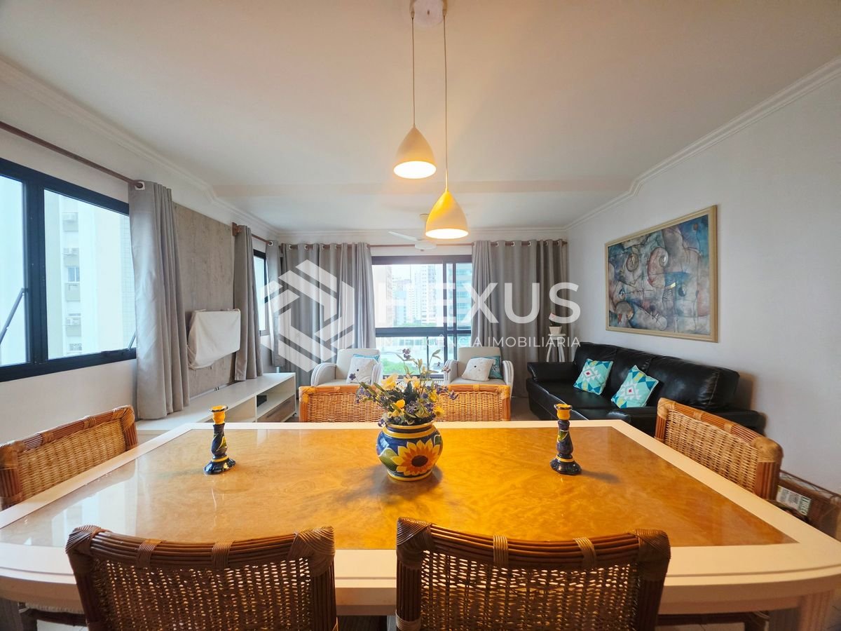 Foto 4 de Apartamento reformado com varanda vista mar nas Pitangueiras, Guarujá