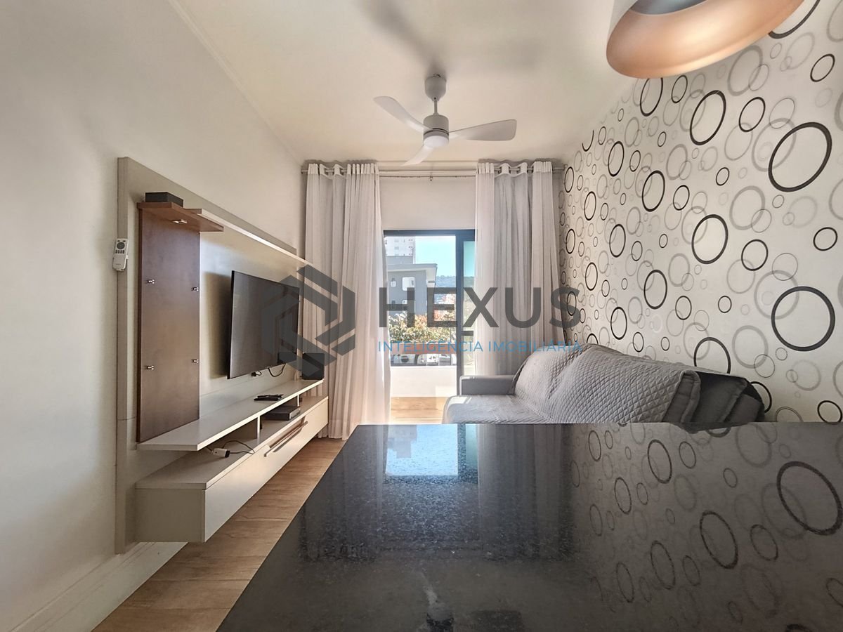 Foto 3 de Apartamento reformado com varanda e lazer a 150m da praia na região do Aquário na Enseada, Guarujá