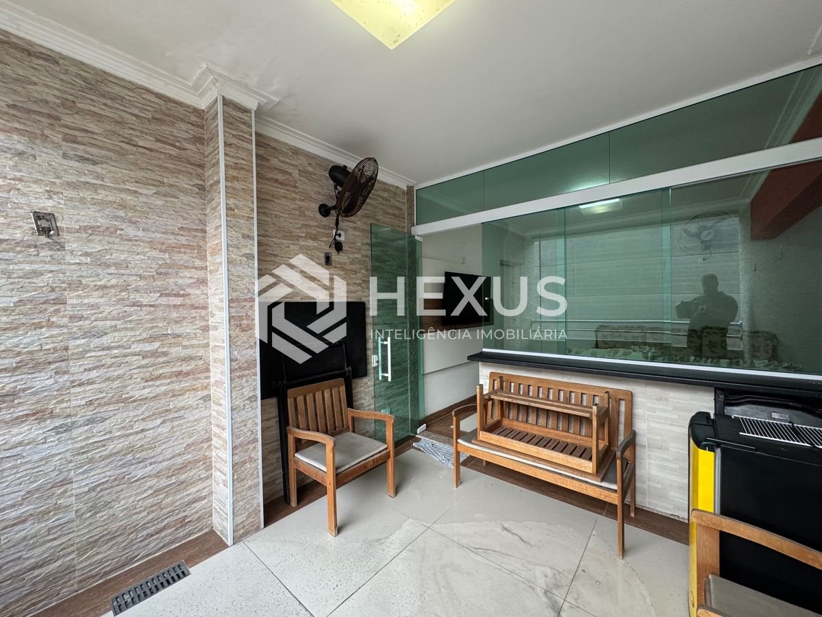 Foto 2 de Apartamento reformado com varanda a 100m da praia na Enseada, Guarujá