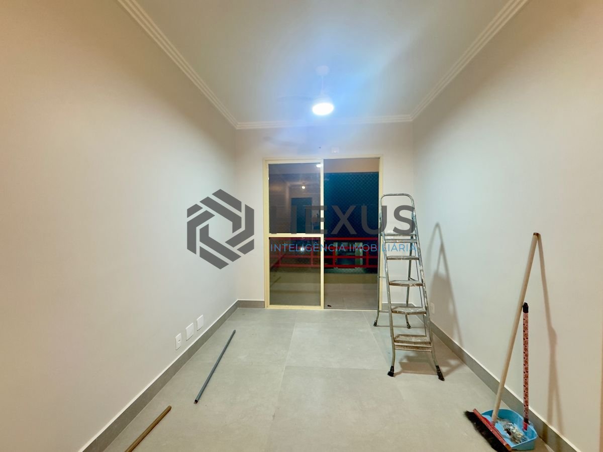 Foto 3 de Apartamento reformado com varanda e lazer na Enseada, Guarujá
