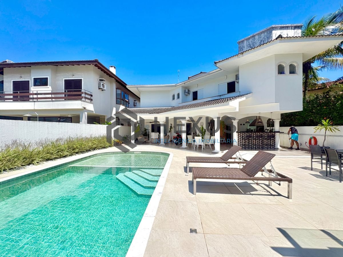 Foto 10 de Casa reformada com piscina e área gourmet no Jardim Acapulco, Guarujá