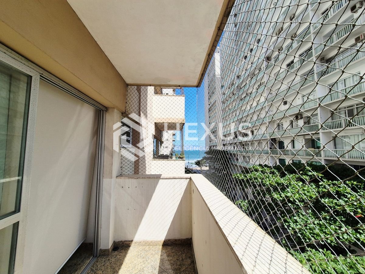 Foto 2 de Apartamento com varanda vista mar a 1 quadra da praia nas Pitangueiras, Guarujá