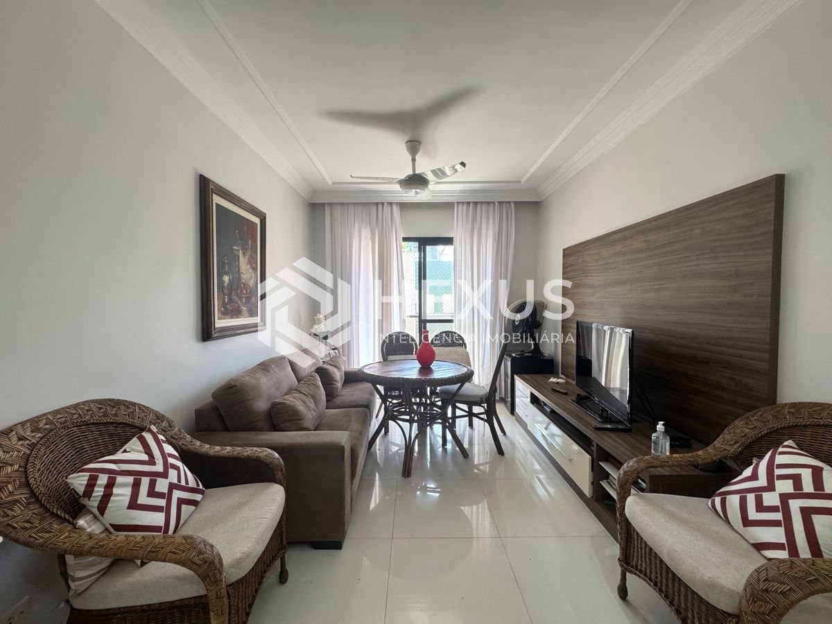 Foto 2 de Apartamento reformado com varanda e lazer a 350m da praia na Enseada, Guarujá